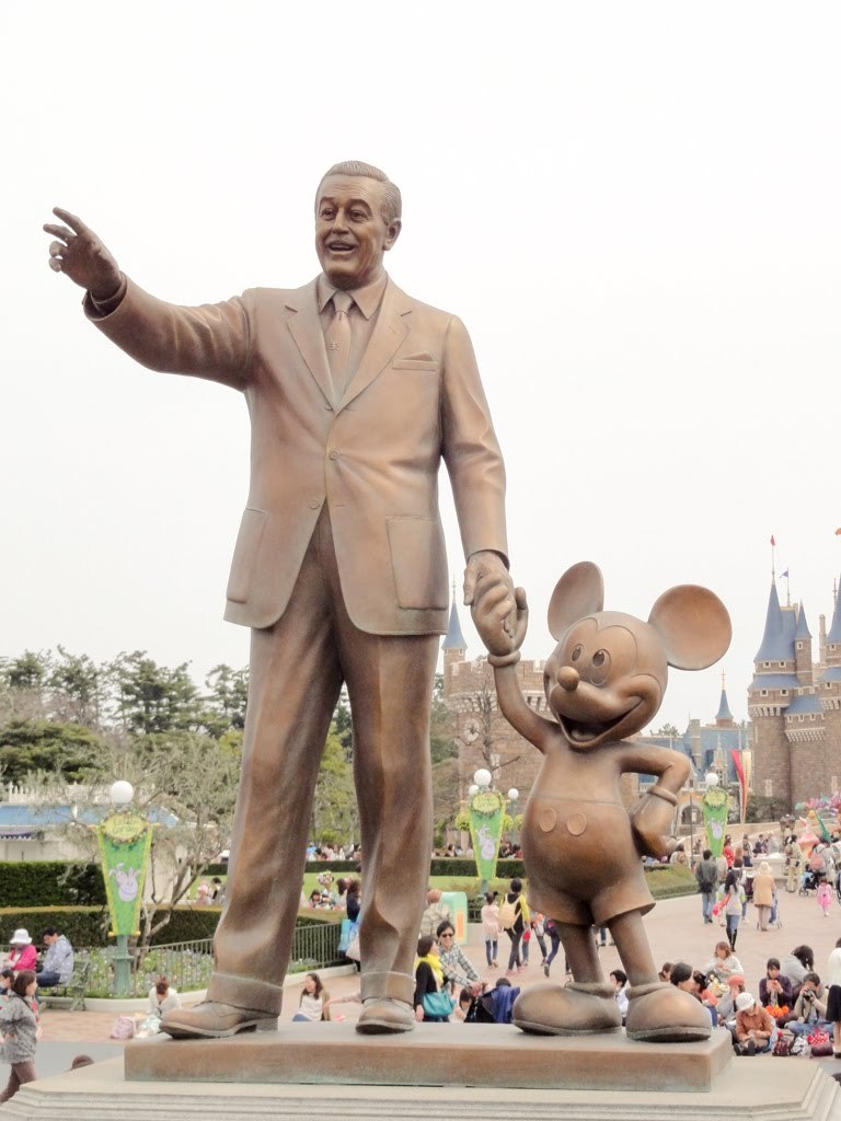 Tdl パートナーズ像 にまつわる3つの物語 シンデレラ城を背に立つウォルト ディズニーとミッキーマウスの銅像 1 4 ディズニー特集 ウレぴあ総研