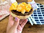 【マクドナルド　朝マック　ビッグブレックファスト（単品）】バケットにパティと卵を乗せて