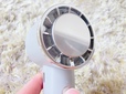 【3COINS ペルチェハンディファン】電源を入れると冷却プレートの温度が下がり、それを肌に当てれば急速にクールダウンできます♪