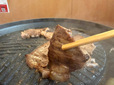 【和食さと　さと式焼肉「牛&豚プレミアムコース」】お肉の焼ける美味しそうなニオイがたまりませんね