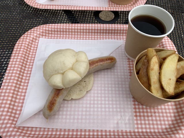 「ネコの手ドッグ」白(990円)