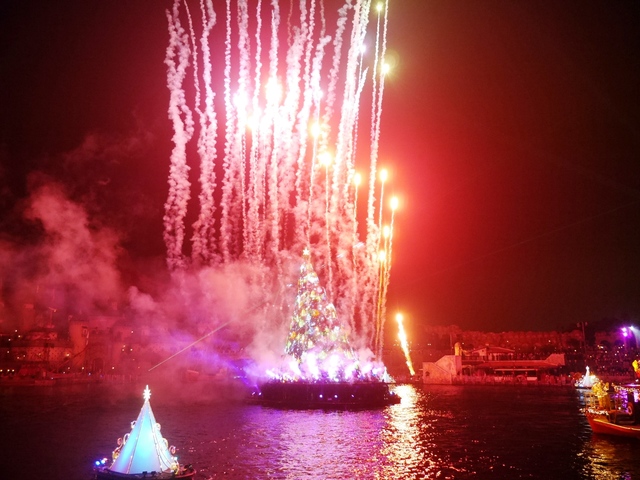 カラー・オブ・クリスマス　クライマックスのパイロ