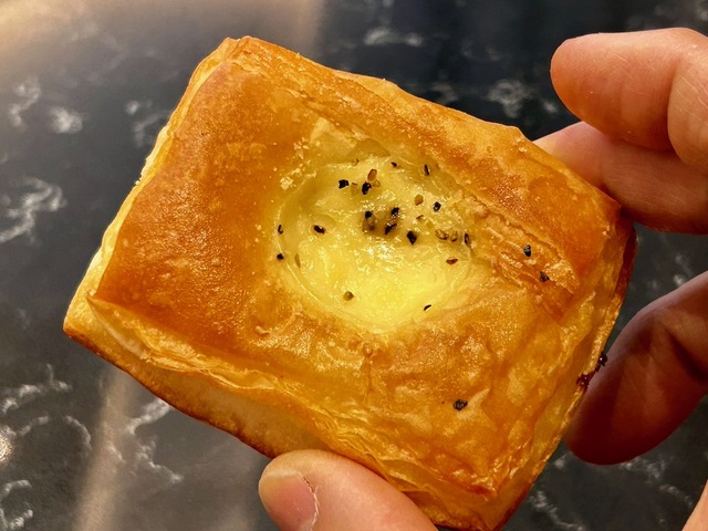 【レストラン ル ボヌール】　　　　　　　パイ生地を使ったチーズデニッシュ