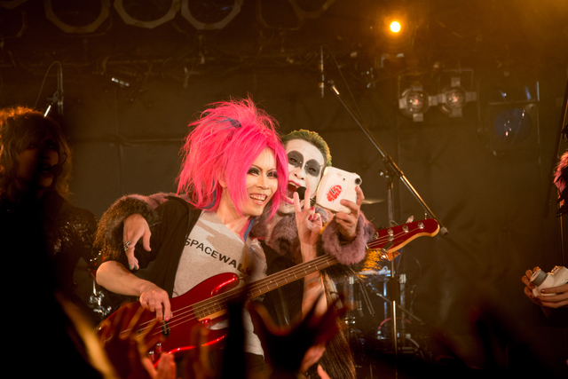 ミドのベースを弾くJin-Machineの水月（B）