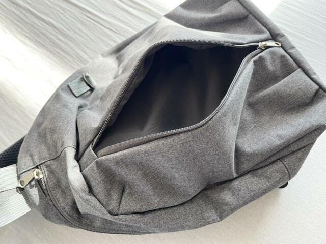 【ワークマン たためて自立する撥水クロスボディーショルダーバッグ】容量は8L。軽やかなポリエステル素材です