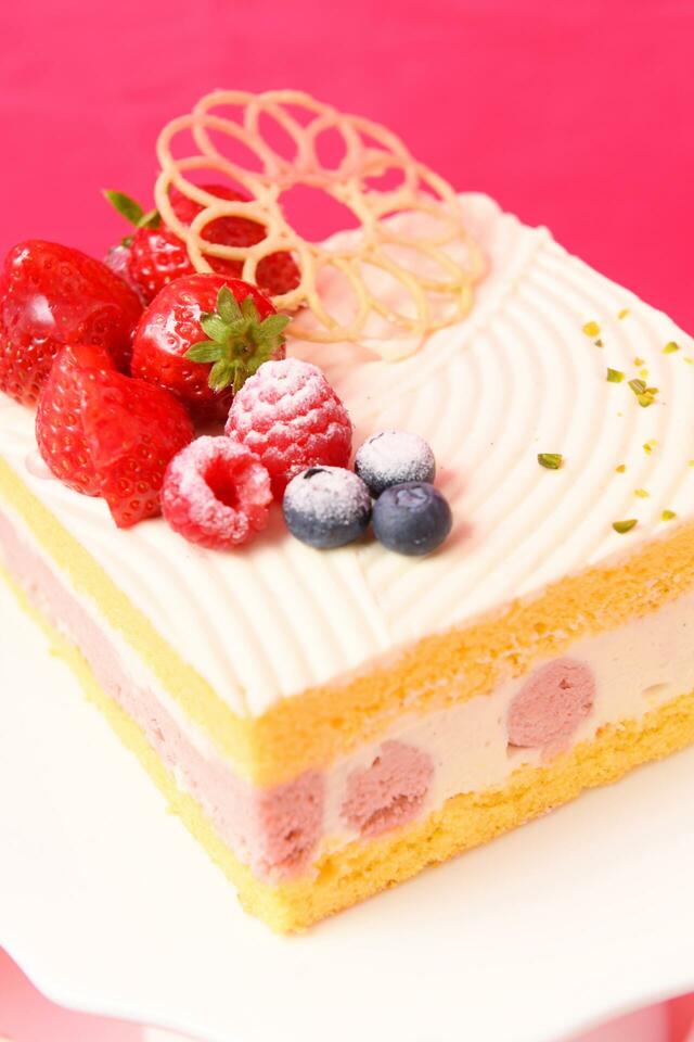 「Very Berry Strawberry」＜期間：2026年1月7日～3月1日＞【【神戸】イチゴカラーで来店すると特典が付く♪着て、選んで、イチゴづくしのご褒美フレンチを楽しむ「Very Berry Strawberry」開催！】