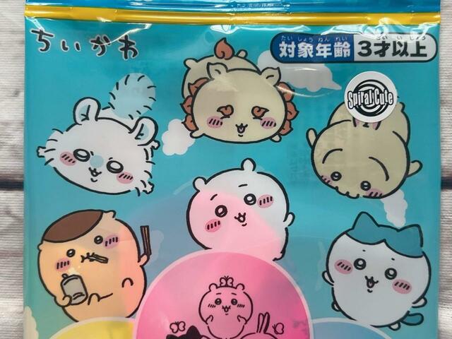 空を飛んでいるようなちいかわたちのイラストがかわいい！