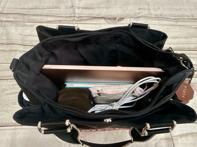 中央の収納スペースには嵩張るものをメインに収納