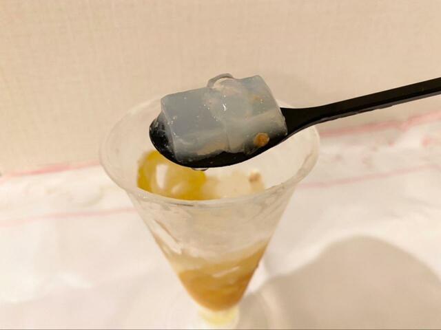 【デニーズ レモンのパルフェ】レモンゼリー部分にはナタデココも