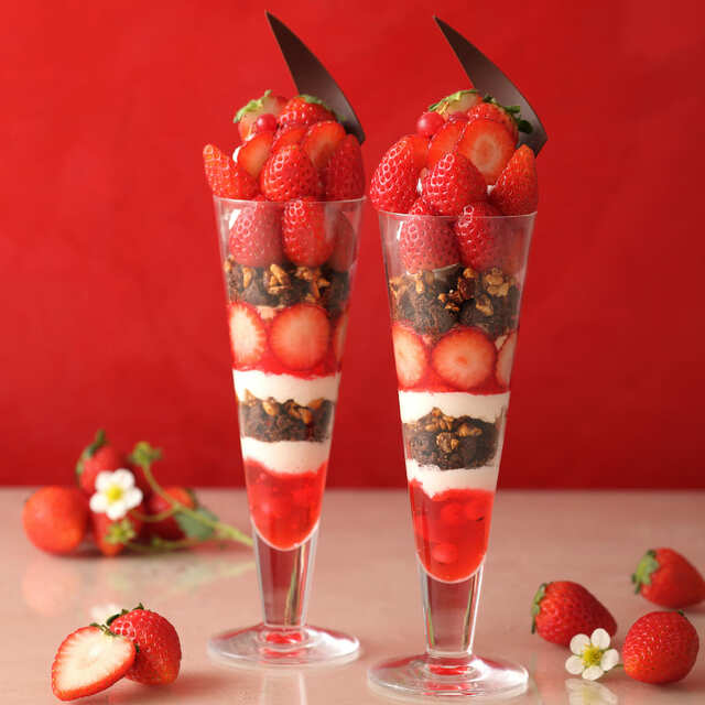 【キハチ カフェ「ストロベリーフェア」】フェアの中心は、食べ進めるごとにさまざまな味わいを楽しめる「苺のパフェ」！