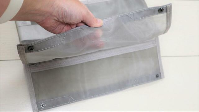 【無印良品 ナイロンメッシュ自立する小物収納ケース（B5）】上部にはスナップボタンが