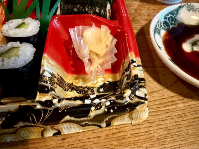 【東海道写楽　寿司セット写楽】ガリも添えられており、味変しながら食べ進められます