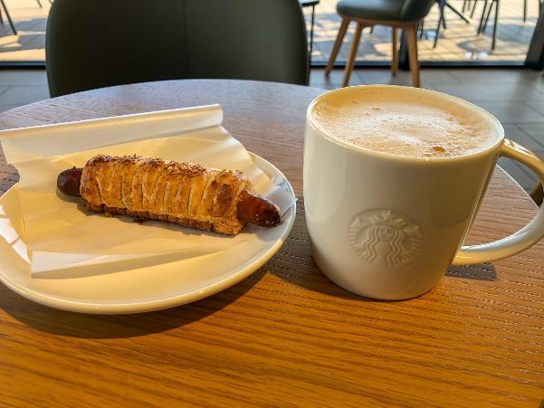 【スターバックス サイズアップモーニング】あらびきソーセージパイとアーモンドミルクラテ ショート→トール「サイズアップモーニング」