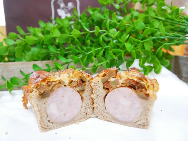 【ブランジェ浅野屋】国産小麦全粒粉のバジルソーセージドッグ