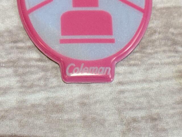 【付録 Coleman 撥水ボストンバッグ＆リフレクターチャーム】ランタンモチーフの下部には「Coleman」のロゴプリント入り