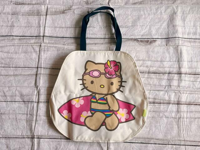 日焼けキティちゃんがどどんとプリントされたトートバッグ！