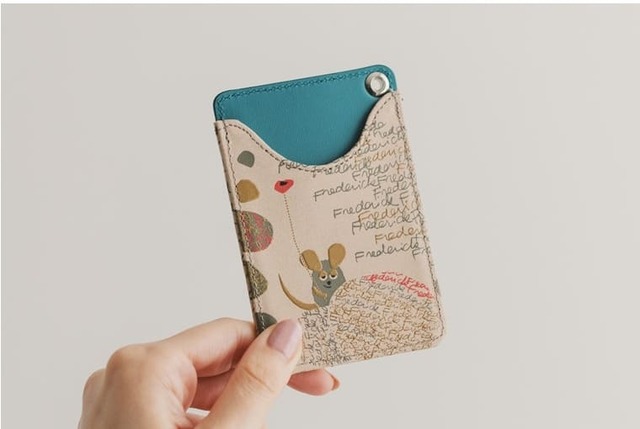 【印傳屋×フレデリック】絵本作品 パス入F［Beige×Frederick］7,040円／表面にも裏面にも収納可能なパスケース