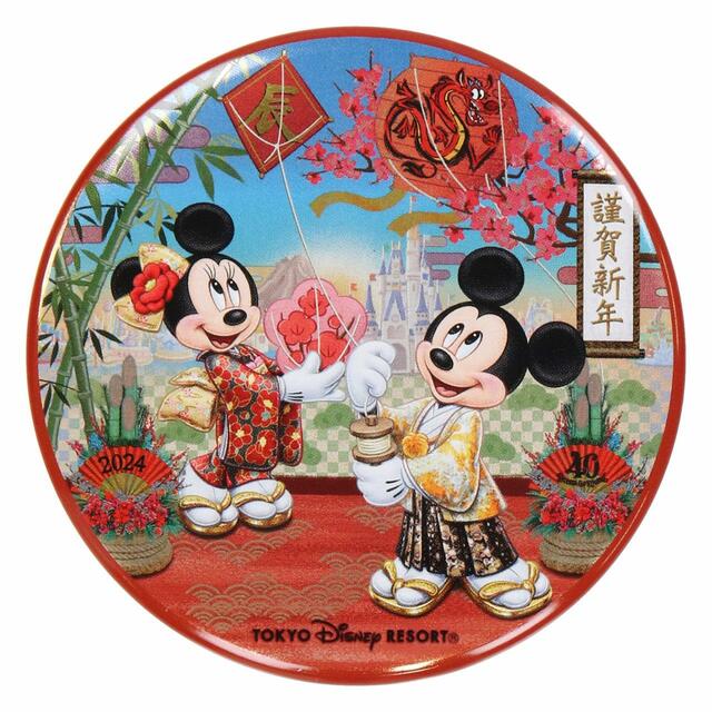 カンバッジ 500円｜お正月スペシャルグッズ｜東京ディズニーリゾート40周年“ドリームゴーラウンド”｜発売日：2023年12月1日（金）｜販売店舗：東京ディズニーランド「ディズニー＆カンパニー」、東京ディズニーシー「エンポーリオ」