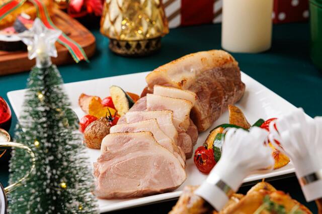 「ローストポーク」<期間:2025年12月19日~25日>【USJオフィシャルホテルで贅沢なひとときを♪聖夜を彩る“華やかなごちそう”が揃う「クリスマスブッフェ」開催!】