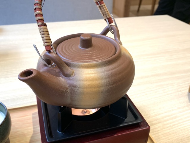 土瓶でテールスープを温めているから熱々で楽しめる【牛たん けやき 麻布十番店】