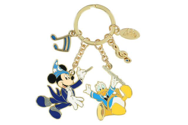キーチェーン 1,400円｜東京ディズニーランド開園42周年「ミッキーのフィルハーマジック」グッズ｜販売店舗：東京ディズニーランド「キングダム・トレジャー」｜発売日：2025年4月15日（火）