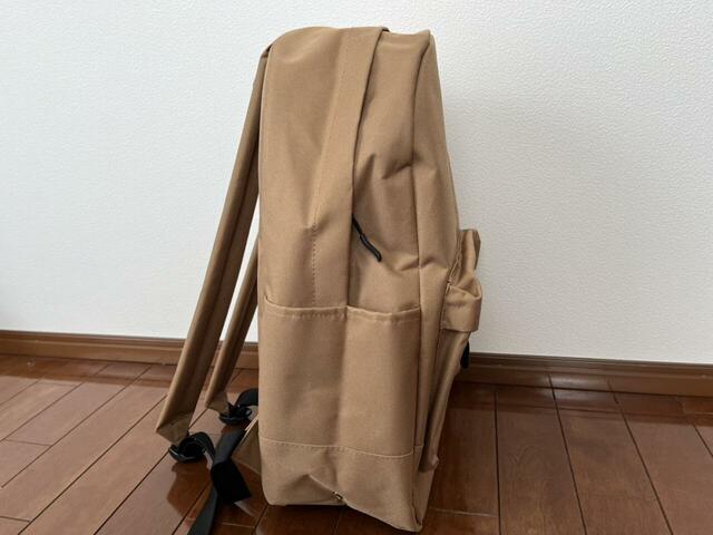 【KiU ウォータープルーフ デイバックパック k286】両サイドにはペットボトルや折りたたみ傘を収納できるポケットが付いています