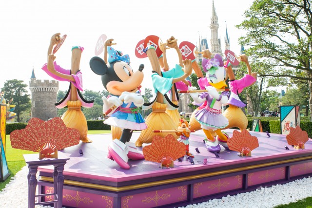 シンデレラ城前プラザのフォトロケーション｜東京ディズニーランド「ディズニー夏祭り」2018年