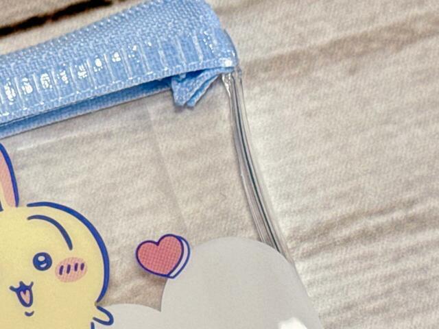 【ちいかわ×DAISO限定デザイン】「スリムペンケース ちいかわ」素材は塩化ビニル樹脂