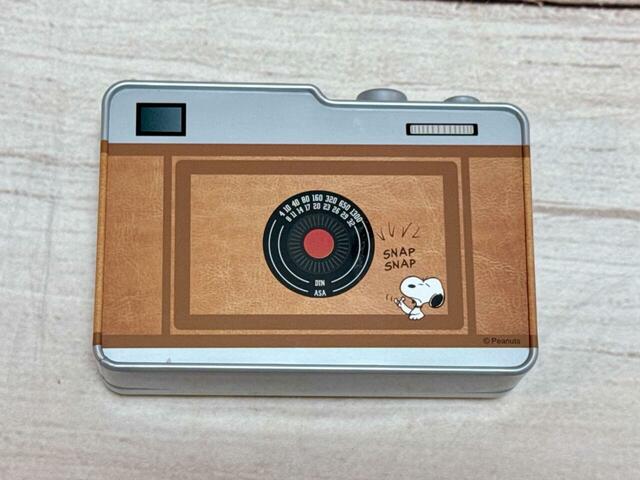 背面もカメラ仕様のデザイン！【PLAZA限定】スヌーピー PEANUTS EUREKA エウレカ カメラ缶（クランチチョコ）