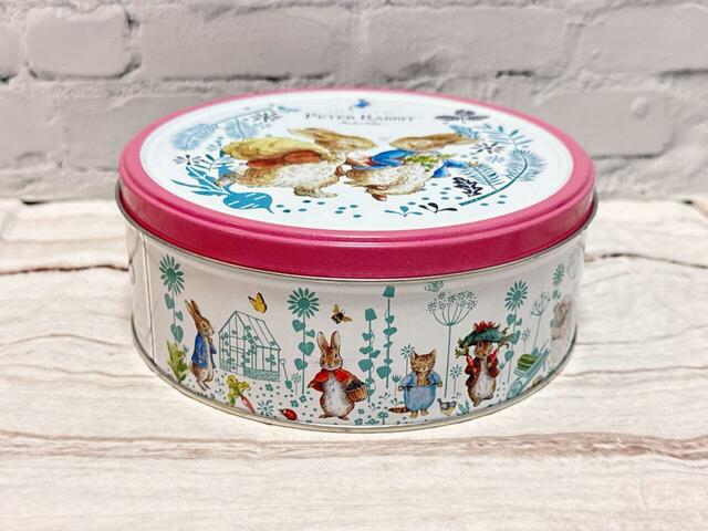 【カルディ/ピーターラビット ラウンドティン チョコチップクッキー(税込615円)】側面にもイラストがぐるりと入っています♪