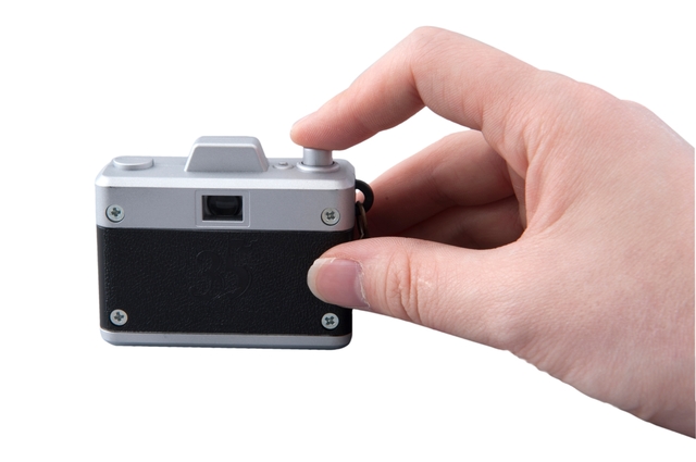 キーチェーン 1,000円|長さ約12cm、(カメラ部分のみ)高さ約5×幅約6×奥行き約3cm|カメラをのぞいてボタンを押すと絵が変わるよ!|東京ディズニーリゾート35周年“Happiest Celebration! ”スペシャルグッズ