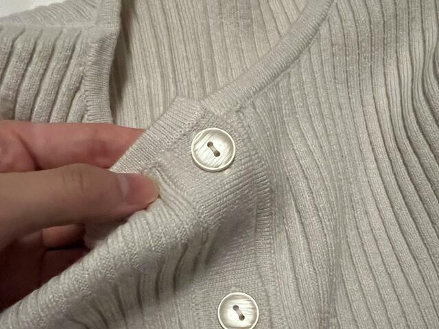 【GU　マルチウェイリブニットワンピース(長袖)】ボタンは光沢のあるオシャレなデザイン