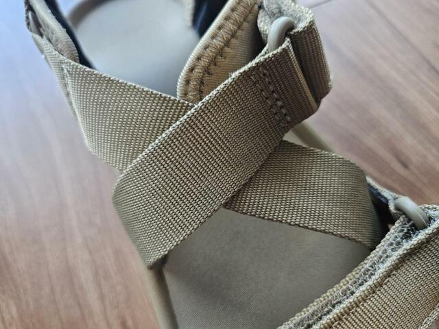 【無印良品　テープベルトサンダル】特徴的なクロスベルト。定番のスポーツサンダルとは一味違ったデザインでおしゃれに見えます