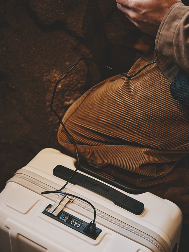 【DEAN & DELUCA×BRIEFING/トラベルキャリーケース】USBポートも搭載!移動中の充電もスムーズです