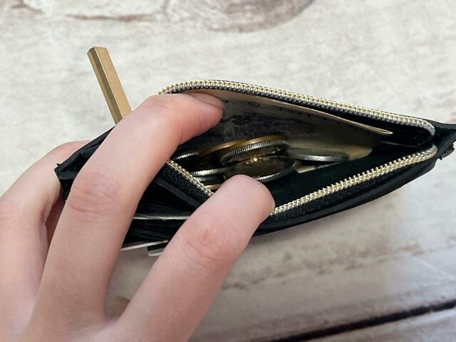 紙幣は二つ折りにして収納可能