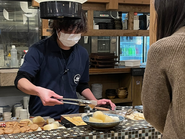 炉端とおでん 呼炉凪来すべてのおでんを食べ終えたらおでんコーナーへ。食べたいおでんを自己申告すれば盛ってくれる