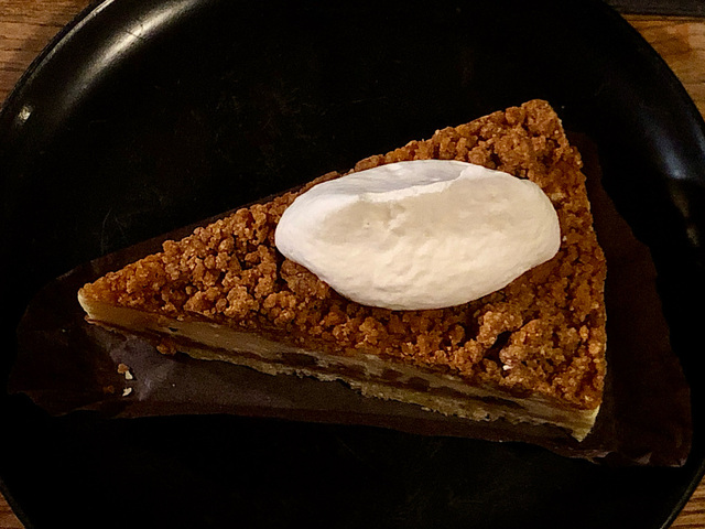 【スターバックス　ナッツ&キャラメルチーズケーキ】きつね色のナッツと白いクリームのコントラストが良いですね