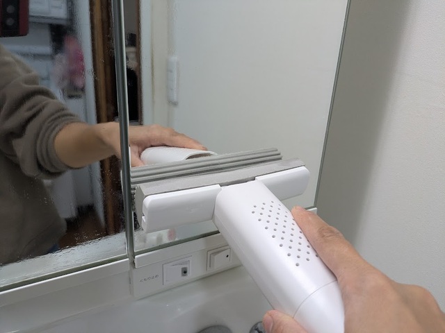 【コジット スマートハンディ吸水スポンジ】鏡などの水はねの拭き上げにも便利！