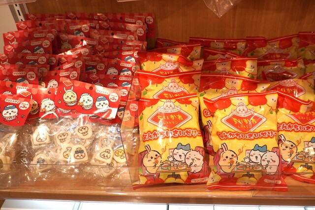 【ちいかわレストラン】左から「プリントグミ」864円、「なんかちいさいゼリー」410円（税込）