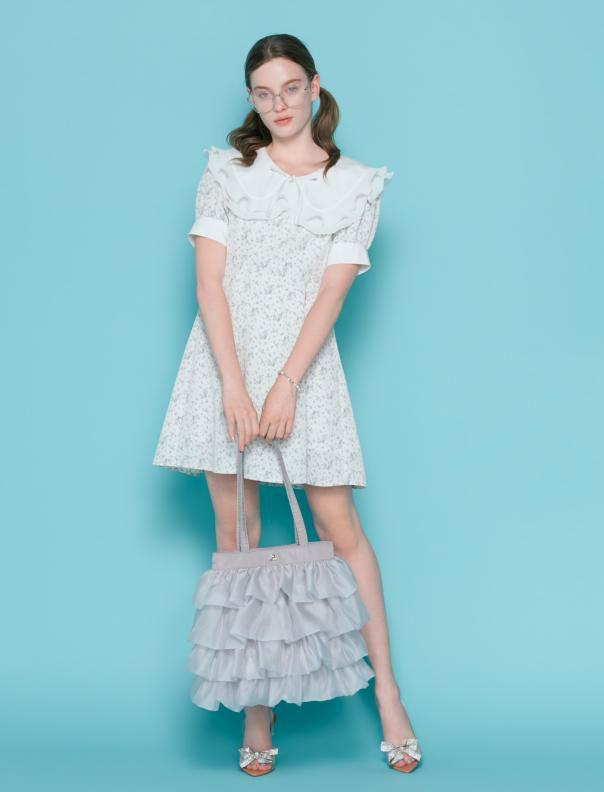 【マリークワント2026 SUMMER COLLECTION】ビッグカラーフラワーワンピース￥15,400／ティアードシアートート￥13,750／メタルフレームクリアサングラス￥7,150（税込）