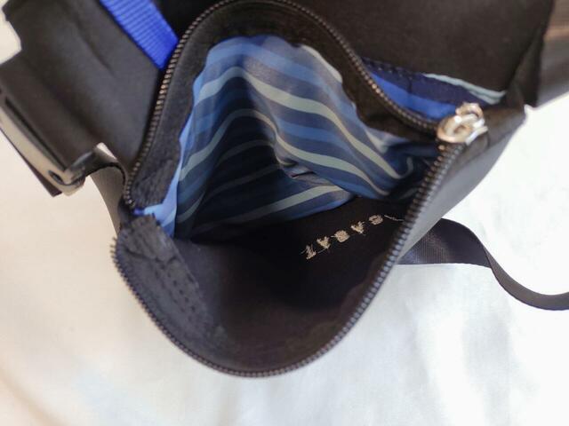 フロントポケットはチャック式