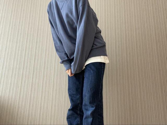 【UNIQLO （ユニクロ）スウェットシャツ（長袖）】裾を少しだけ出してワンポイントに