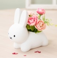 【ミッフィー／Flower Miffy Pop-Up Marche】こうさぎカバーアレンジ パステルピンク　5,940円／場所を選ばず置ける小さめサイズで、お好きな色や贈る相手のイメージに合わせて選べるピンクとイエローの2つのカラー
