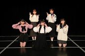 前列左から平野百菜、林美澪、坂本真凛、後列左から熊崎晴香、鎌田菜月