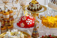 「ゴールドを基調とした華やかな女王陛下のクリスマスラウンジに並ぶスイーツ」＜期間：2025年11月14日〜12月26日＞【【ヒルトン東京】20種類以上の“豪華クリスマススイーツ”をロイヤル気分で楽しむ『King＆Queenのクリスマス スイーツビュッフェ』】