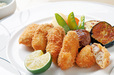 洋食屋 ふじ家（大阪・谷町四丁目） 的矢産カキフライ（1400円）※11月～2月末 冬季限定の夜メニュー。自家製タルタルソースとスダチがよく合う。