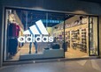 【台湾食べ歩きの旅】洗練されたアディダスショップ。嘉義では、3年半前と比べて、この手のすっきりとした海外ブランドショップが増えた