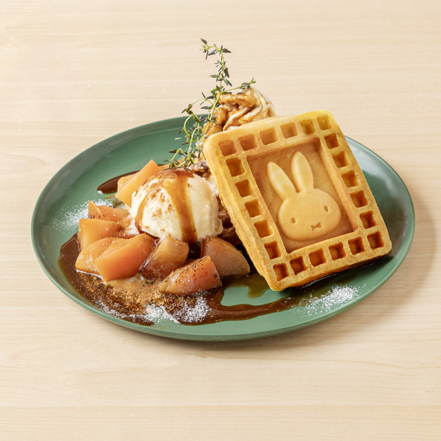「りんごとくるみのワッフル」＜税込1,690円＞【「miffy café tokyo」に新メニューが仲間入り】