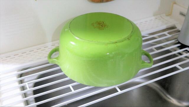 【山崎実業：tower 折り畳み水切りシリコーントレー付き】耐荷重は約4kg。重量のあるホーロー鍋も安定