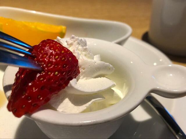 【むさしの森珈琲　フルーツMIXパンケーキ】生クリームと一緒に食べても美味しい